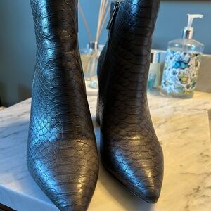Elegant Gray Textured Women's Boots